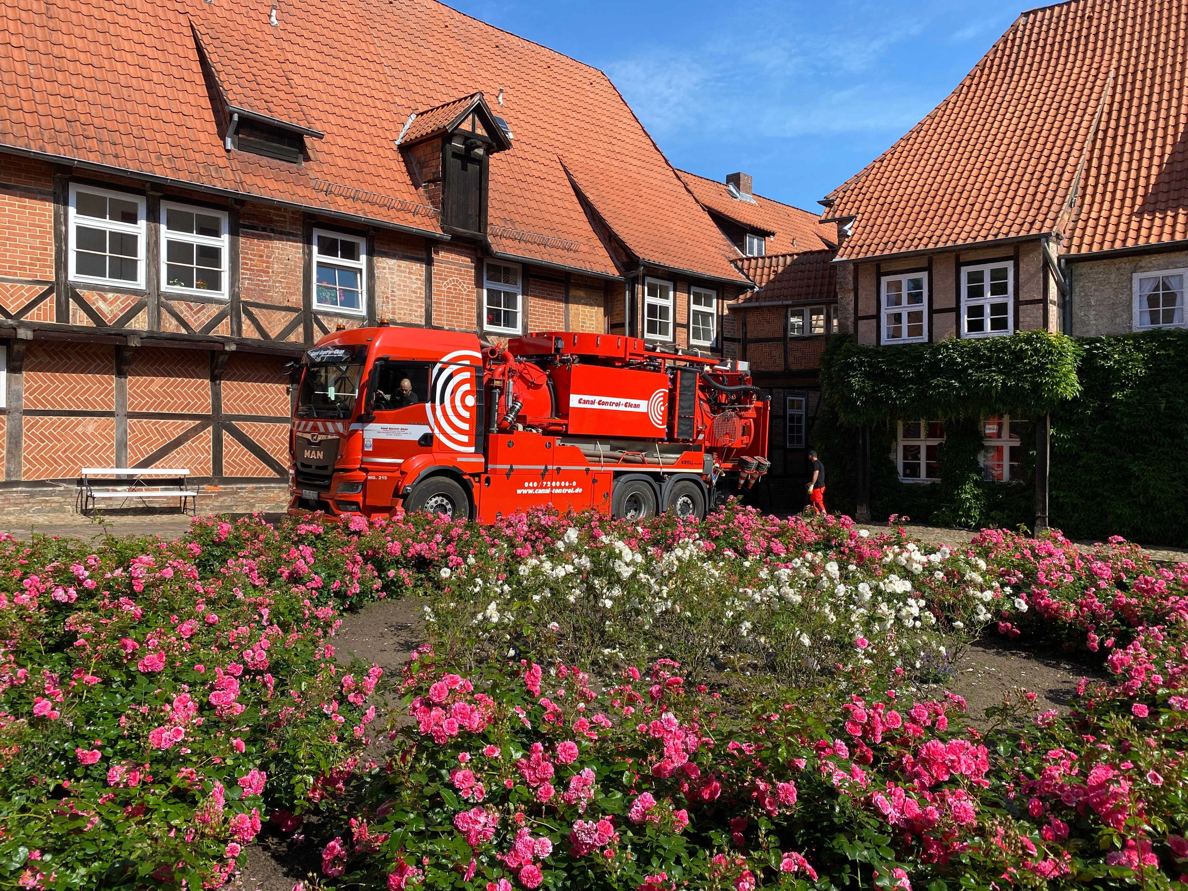 Canal Control Kanalreiniger vor Blütenmeer