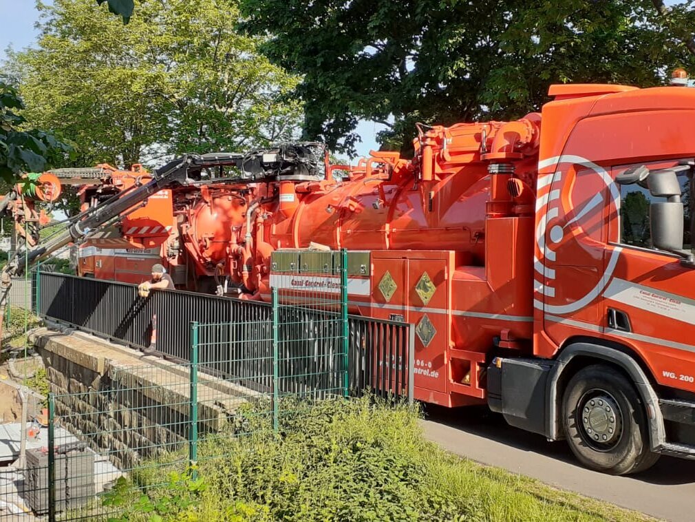 Canal Control Vakuumsauger im Einsatz auf einer Baustelle